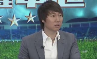 《通天塔》导演新片曝片场照 鸟人出现幻觉分身 2013-06-04 日前墨西哥导演阿加多·冈萨雷斯·伊纳里多的新片《鸟人》曝光了首批片场照,1989年版《蝙蝠侠》男一号迈克尔·基顿变身“鸟人”,一身战袍纹理清晰,背后有蓝色羽翼,走在街上十分拉风。