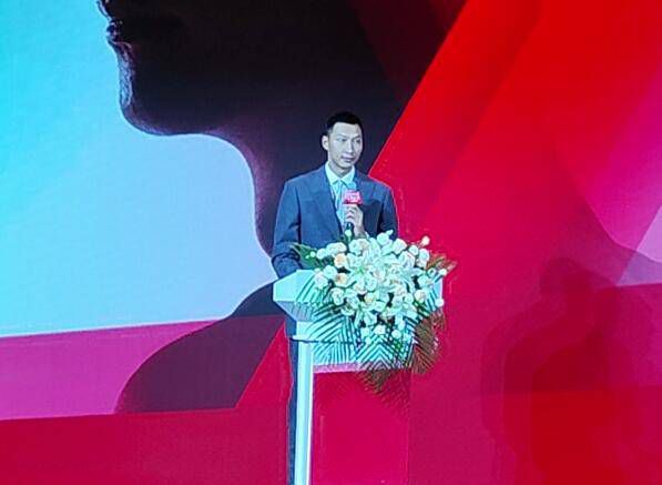 金发寡姐和迈尔斯·特勒饰夫妻 2025-06-10 当地时间6月9日，美国纽约，电影《纸老虎》（Paper Tiger）片场，主演斯嘉丽·约翰逊、迈尔斯·特勒现身。