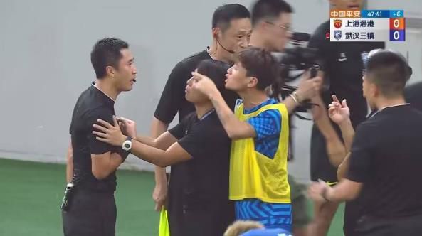 北影毕业典礼：张一山搞怪玩自拍 杨紫美貌抢镜 2014-06-26 6月25日，北京电影学院为2014届本科毕业生举行毕业典礼，《家有儿女》中的小雪、刘星的扮演者杨紫、张一山出席。