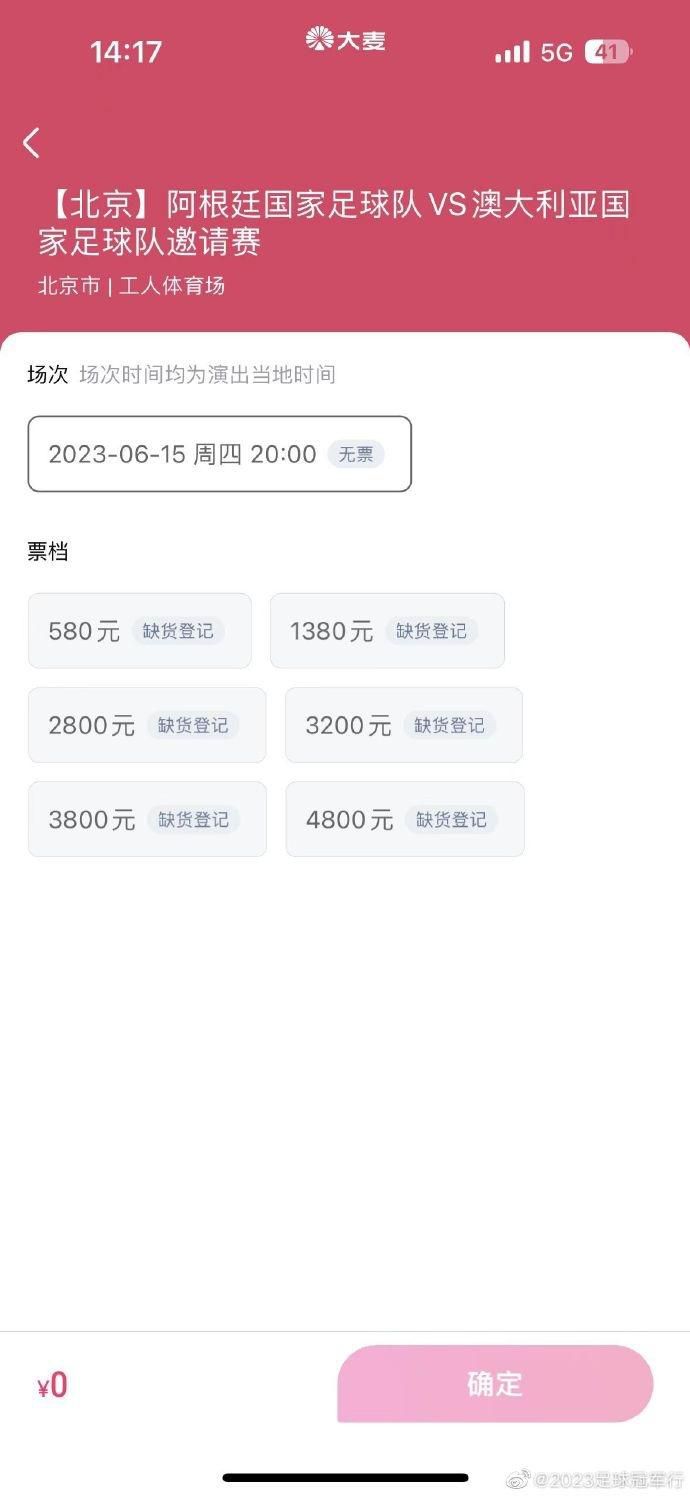 路透中，Baby打开车门探出头看向粉丝，一头浓密的卷发相当抢镜。