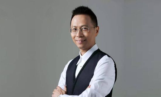 李宇春穿潮装赴巴黎时装周 机场遭粉丝疯狂围堵 2014-09-25 9月25日一早，李宇春一身潮装现身首都国际机场。