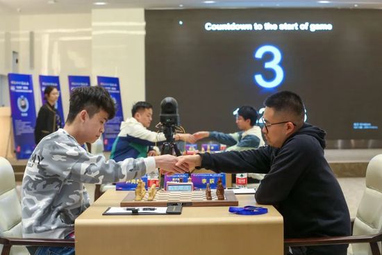 为此,英皇娱乐老板杨受成昨日在送别陈木胜后,也就阿娇此次事件作出回应。