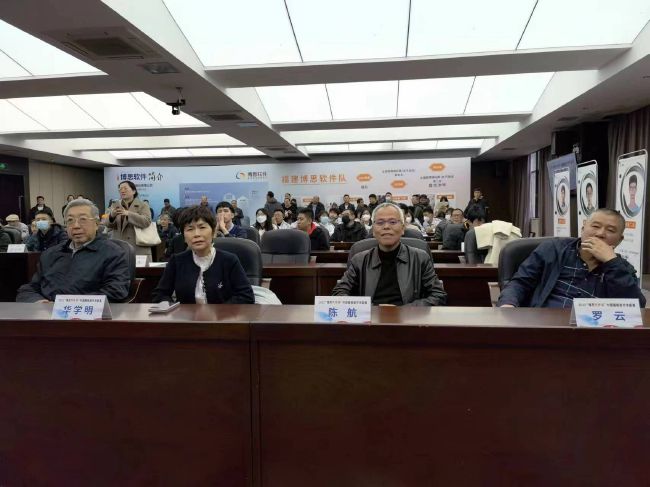 姜汉德是美丽的疯子，加入离婚保险项目小组后，她获得了向世界迈出一步的勇气，并开始与卢基俊发展出新的关系。