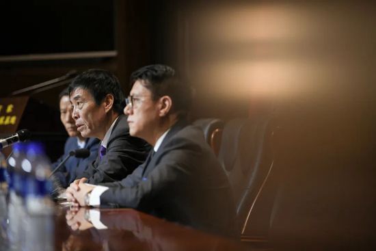 《蜂蜜的针》曝终极预告 袁泉上演除害猎杀法则3453人看过 《阳光女子合唱团》MV上线 A-lin歌唱爱与幸福2103人看过 《天才游戏》曝预告 彭昱畅丁禹兮化身纯恨宿敌2667人看过 《纯真年代的爱情》研讨会 孙千王天辰忆拍摄往3157人看过 新闻首页 电影新闻首页 明星新闻 华语 海外 成龙、梁朝伟、小贝、李栋旭等观战NBA中国赛 日前，25-26赛季NBA季前赛在中国澳门举行，成龙、梁朝伟 、刘嘉玲、任达华、大卫·贝克汉姆、林书豪、李小鹏、李栋旭、刘宪华、杜华、李汶翰等到场观.Disney+剧集《诉讼女王》（All\'s Fair）在化学之家举行首映礼。