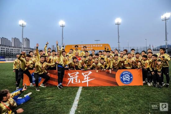 大方认爱卡哥：是的，我们订婚了 锦绣开年！