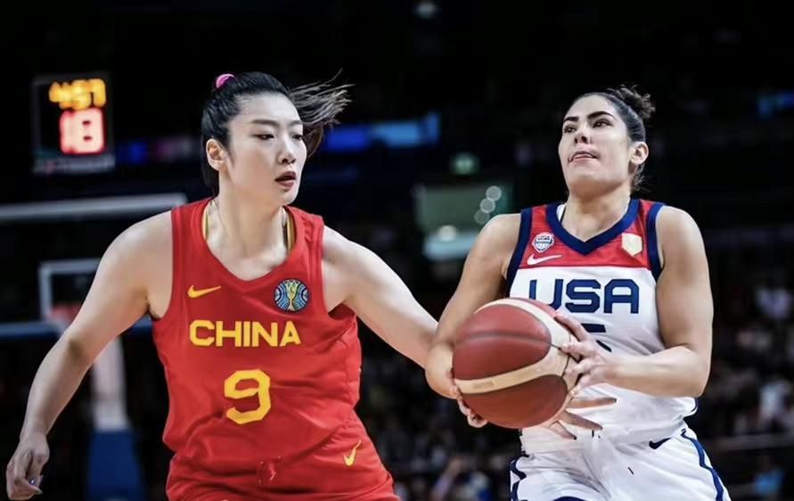 当天，彭昱畅带着一名长相貌美、身材姣好、打扮甜美的美女参加朋友聚餐约会，该女子疑似是其女友。