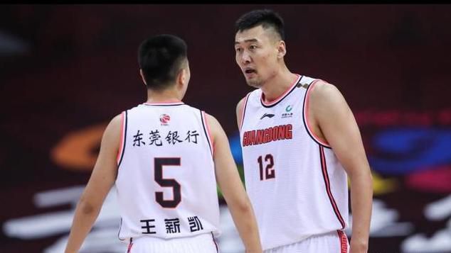 “我就最喜欢他凶我的戏,把我给拉上去。