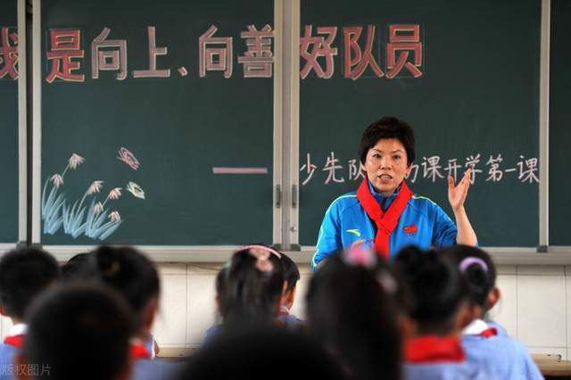米兰达·身穿婚纱艳惊四座 ，明眸皓齿笑靥如花大秀美背。