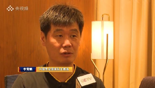 代表《封神第一部》剧组亮相的费翔以西装墨镜的造型走上红毯,气场强大。