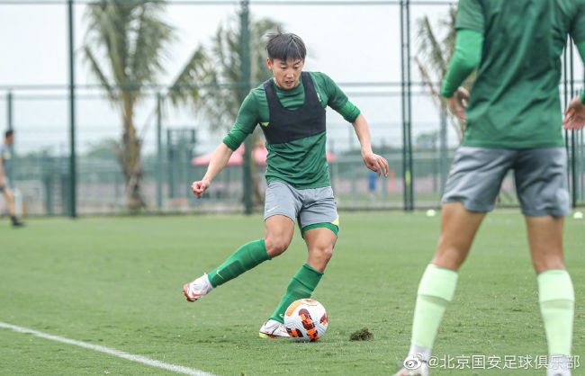 她日》发布全新海报,许光汉和袁澧林贴脸深情相拥。