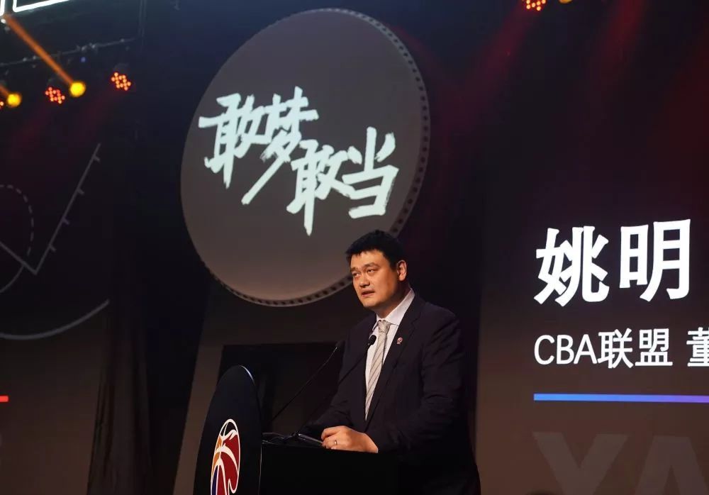 邓超还继续自己一贯“逗比”风格，附文写道：“新戏，新发型，16 “金龟子”16岁女儿早恋 与小男友激吻照曝光 2015-05-29 5月29日，知名博主“南唐遗少”晒出“金龟子”刘纯燕16岁女儿王逸宸的近照。