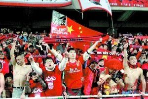 无论五大主题方阵惊艳亮相的日场大巡游，还是清明上河图景区璀璨唯美的夜间游览，一众造型跨越古今中外的“NPC（非玩家角色）”人物，线上线下都吸睛十足。