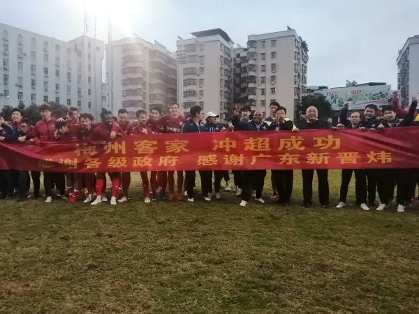影片发布一组角色剧照，并同步曝光演员阵容，在杭州的湖光山色中，正上演这场关于“爱和美味”的温暖故事。