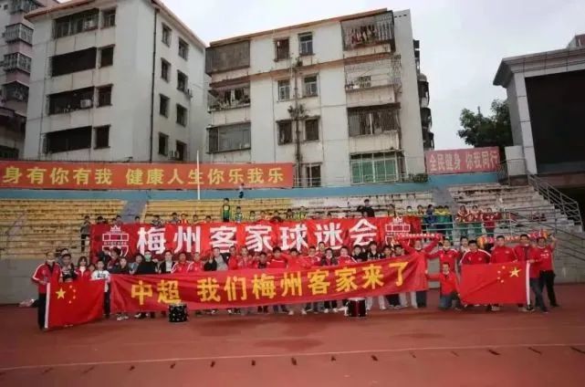 啪姐和卡哥亮相格拉斯顿伯里音乐节 时间：2024.07.01 ： 作者：迪莫 ： 共6张 当地时间6月29日-30日，英国格拉斯顿伯里，“啪姐”杜阿·利帕和男友“卡哥”卡勒姆·特纳连续两天现身格拉斯顿伯里音乐节。