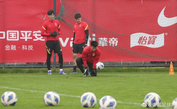 片中那转瞬即逝的春天,无处排遣的家国之思,以及新旧观念、道德与情感的碰撞,无一不是那个时代的深刻注脚。