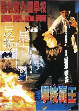 在照片上，杰克曼正在教练的指导下，做着壶铃举以及箭步蹲这两个动作。