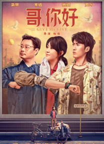 为拍摄影片高潮戏的高空机翼缠斗，他需在强风中精准控制肢体，甚至还需要亲自操作摄影机拍摄。