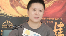 她身穿艺术长衫，上面绣着白龙图案，显得仙气十足。
